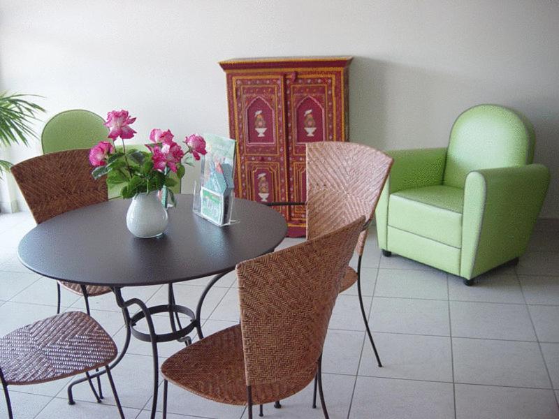 Home Du Buisson Hotel Des Familles Isle Ngoại thất bức ảnh